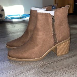 Universal Thread Women’s heel ankle bootie “Bristol Boot”